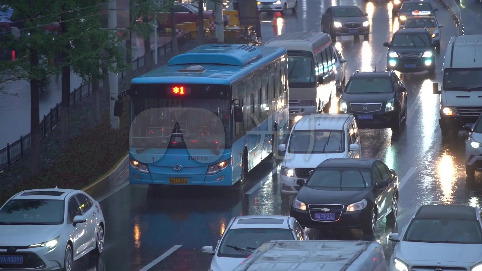 青岛公交线路凑车_青岛公交隧道车查询_公交车