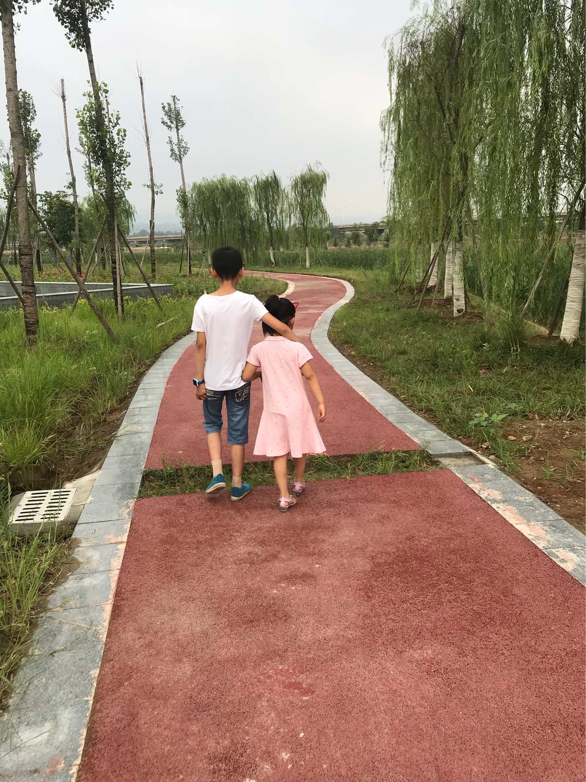 哥哥和妹妹摸妹妹咪咪_哥哥看妹妹_哥哥说妹妹是傻妹妹什么意思