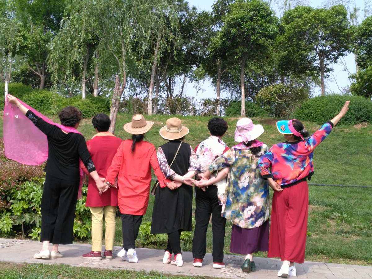 大奶奶美女裸露 图片_奶奶图片一下_奶奶女生头像