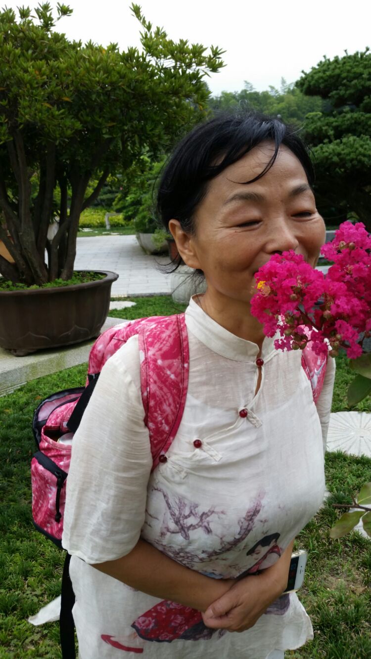 大奶奶美女裸露 图片_奶奶图片一下_奶奶女生头像