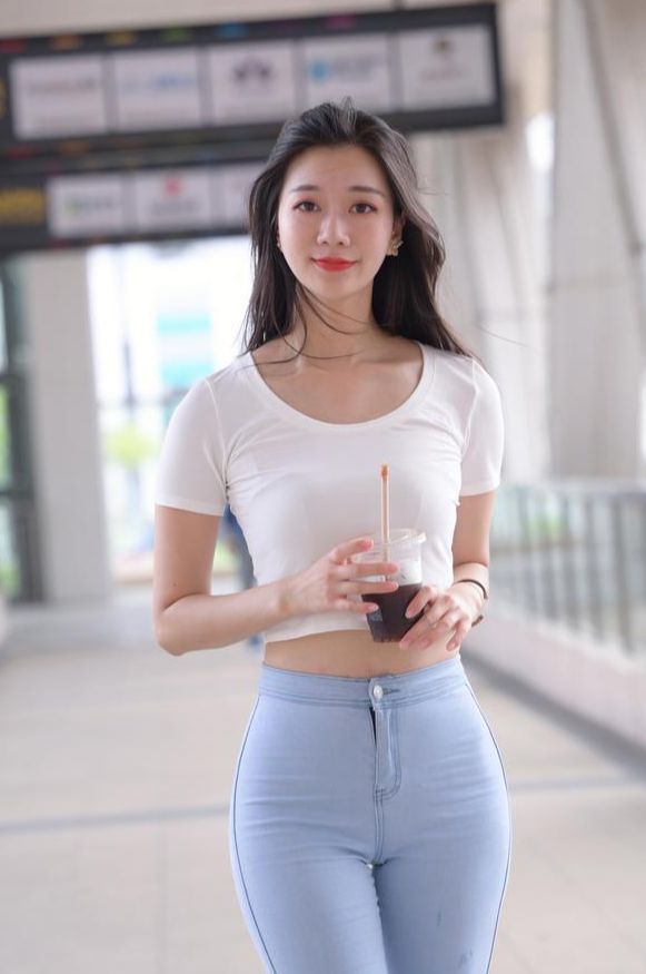 街拍女生紧身牛仔裤裤_街拍紧身牛仔诱惑_紧身牛仔