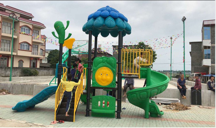 小孩子玩滑滑梯视频_玩滑滑梯的简笔画_玩滑滑梯图片