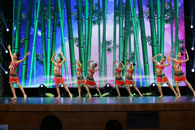 花儿少年民乐合奏_黑管演奏花儿与少年_花儿与少年管乐合奏