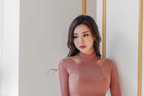 美女逼_齐逼热裤美女_美女口述被爸爸逼做爱全过程