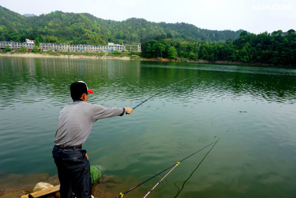 湖边钓鱼_保尔在湖边钓鱼时_湖边钓鱼游戏