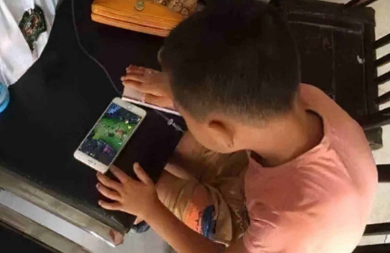 沉迷手机游戏孩子怎么办_手机游戏孩子沉迷_沉迷手机游戏孩子能玩吗