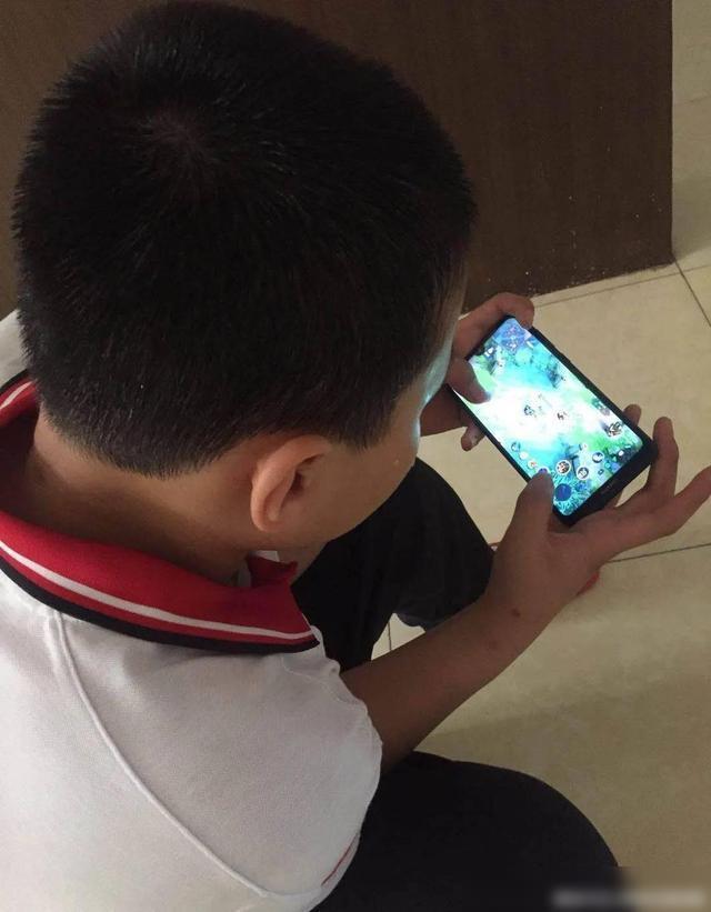 运行玩手机游戏会卡吗_手机玩的游戏一直在运行_手机玩游戏